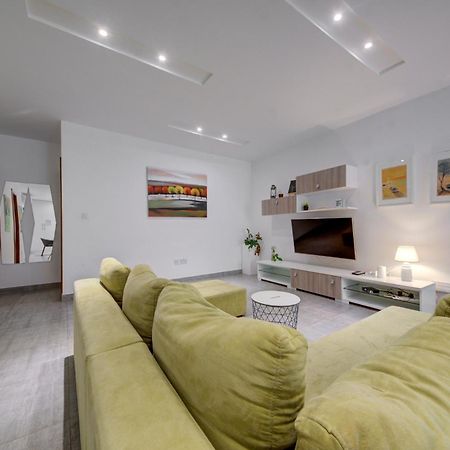 Top Floor Apt With Common Pool Close To All Amenities セント・ポールズ・ベイ エクステリア 写真
