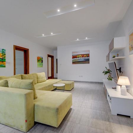 Top Floor Apt With Common Pool Close To All Amenities セント・ポールズ・ベイ エクステリア 写真