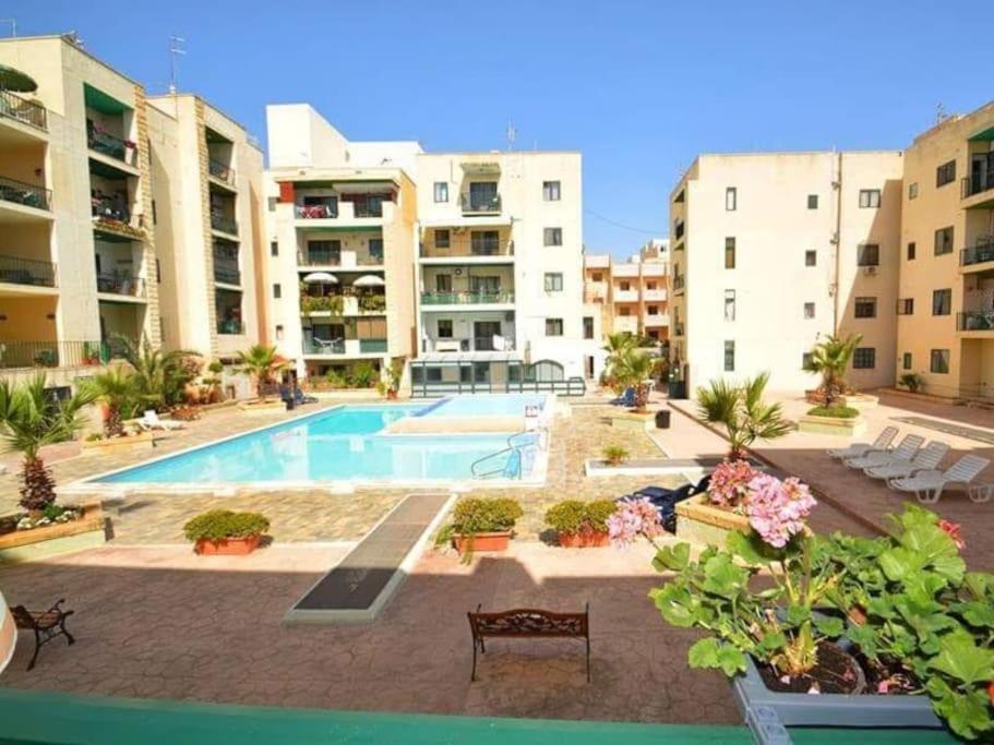 Top Floor Apt With Common Pool Close To All Amenities セント・ポールズ・ベイ エクステリア 写真