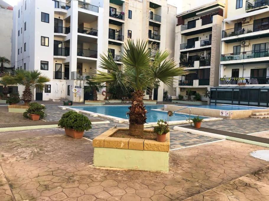 Top Floor Apt With Common Pool Close To All Amenities セント・ポールズ・ベイ エクステリア 写真