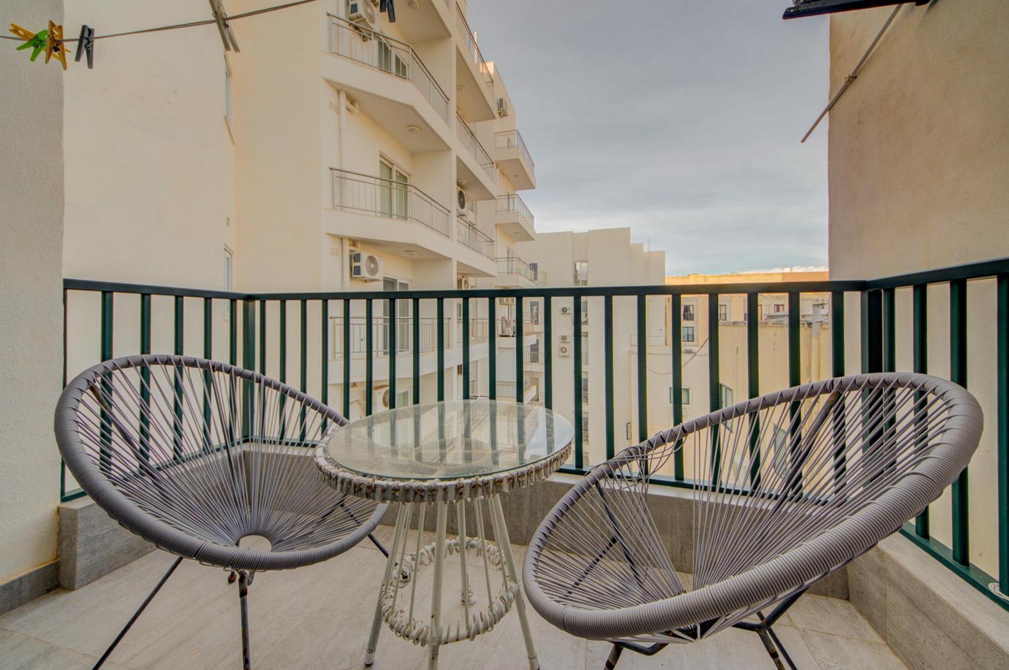 Top Floor Apt With Common Pool Close To All Amenities セント・ポールズ・ベイ エクステリア 写真