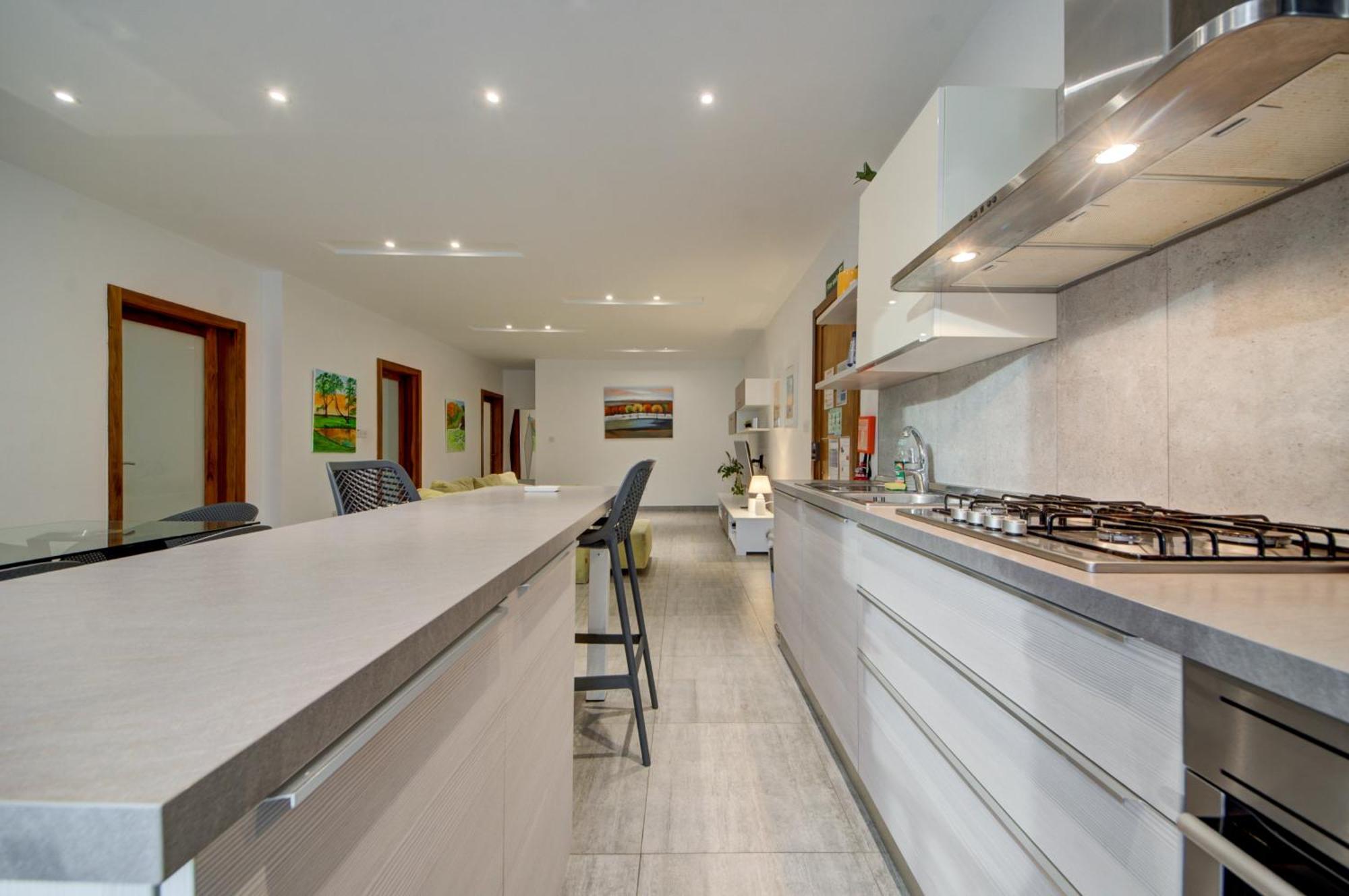 Top Floor Apt With Common Pool Close To All Amenities セント・ポールズ・ベイ エクステリア 写真