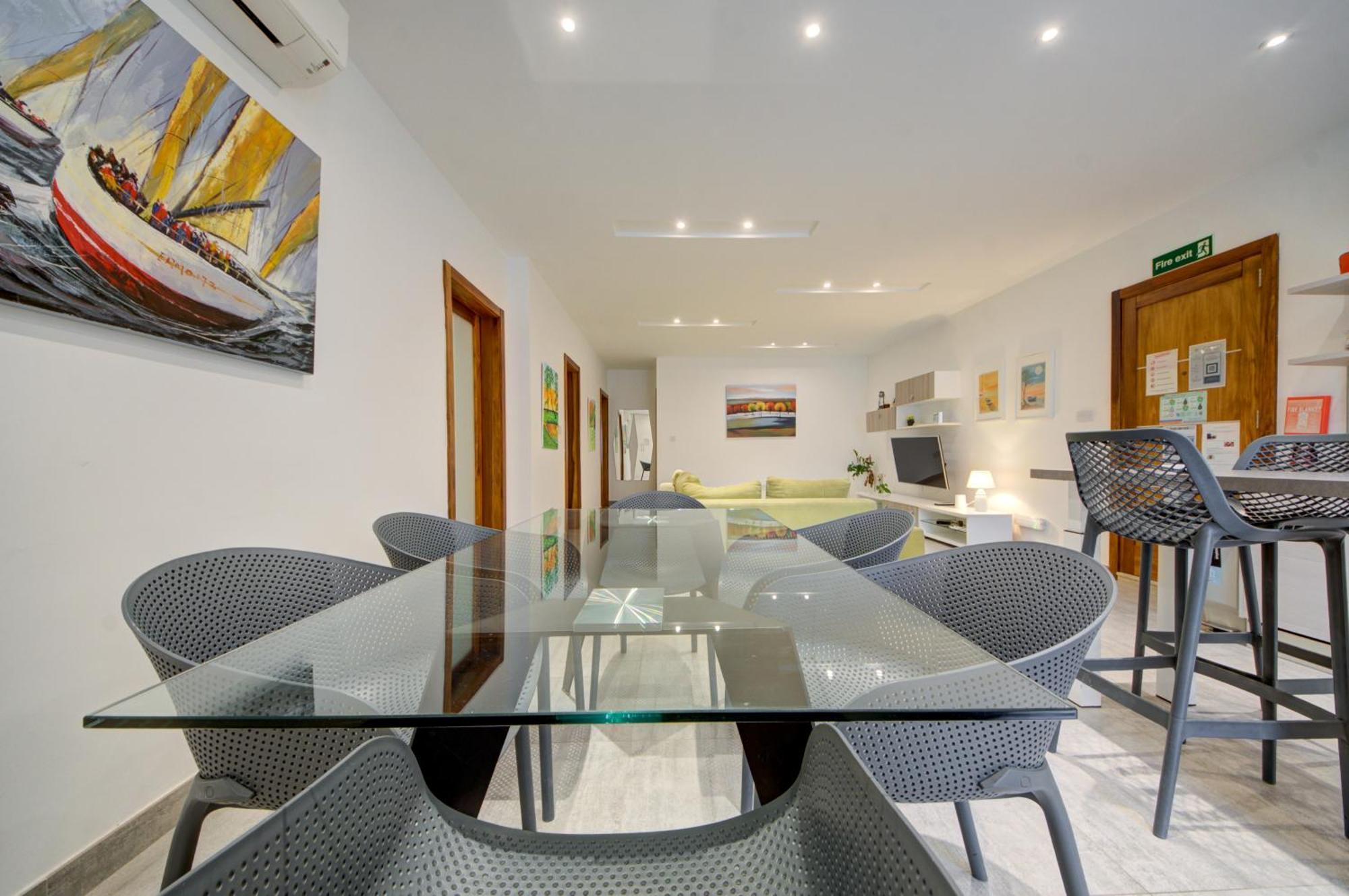 Top Floor Apt With Common Pool Close To All Amenities セント・ポールズ・ベイ エクステリア 写真