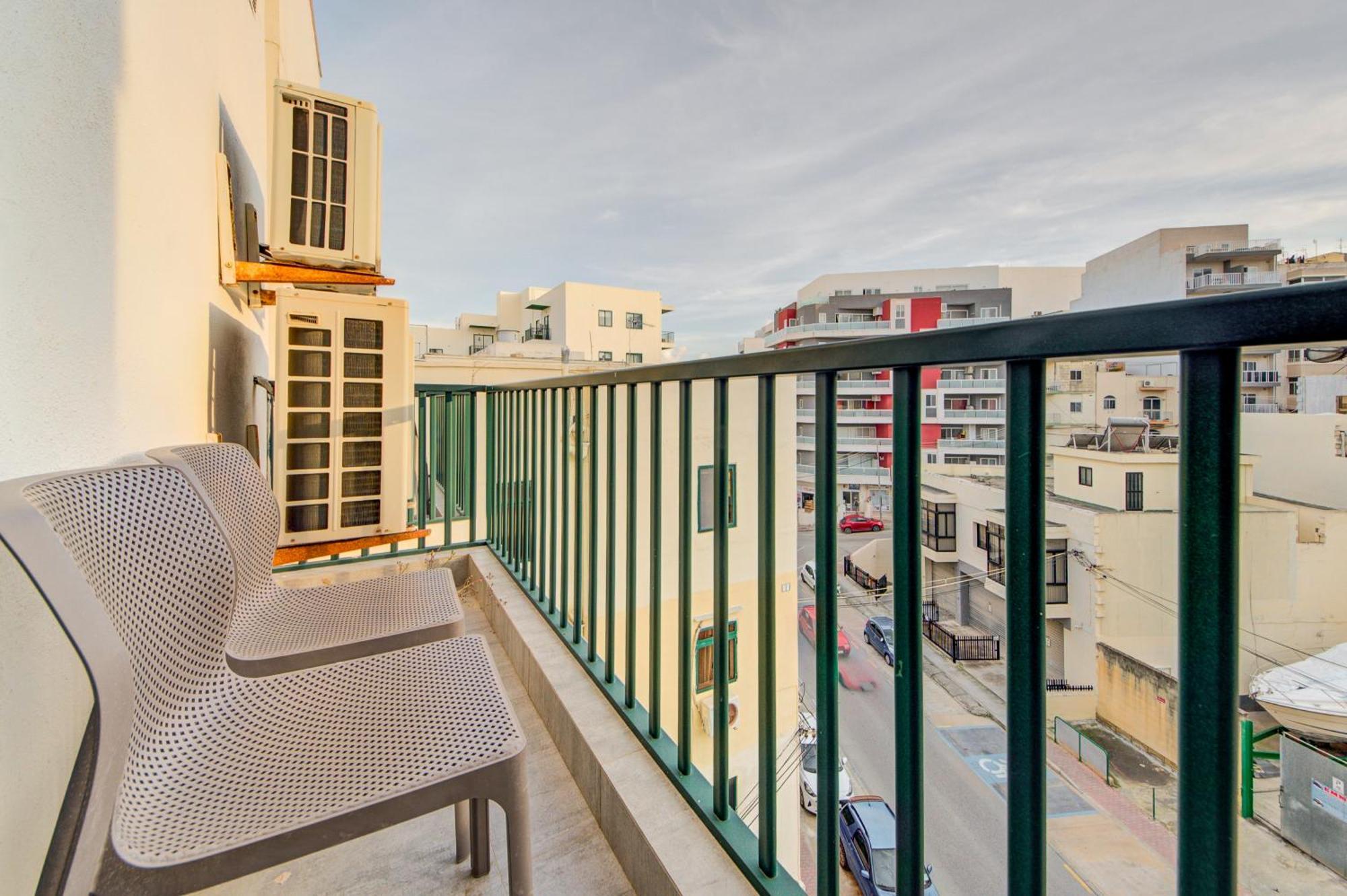 Top Floor Apt With Common Pool Close To All Amenities セント・ポールズ・ベイ エクステリア 写真
