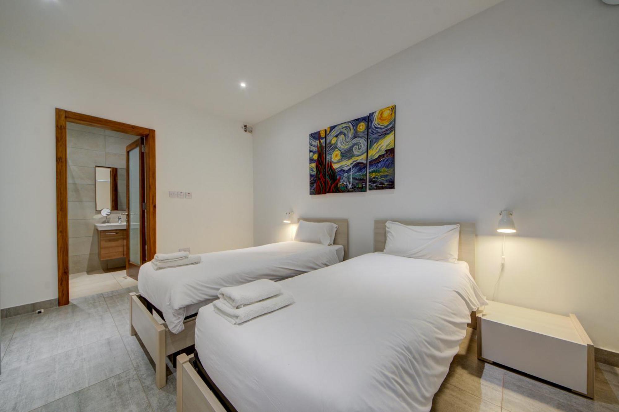 Top Floor Apt With Common Pool Close To All Amenities セント・ポールズ・ベイ エクステリア 写真