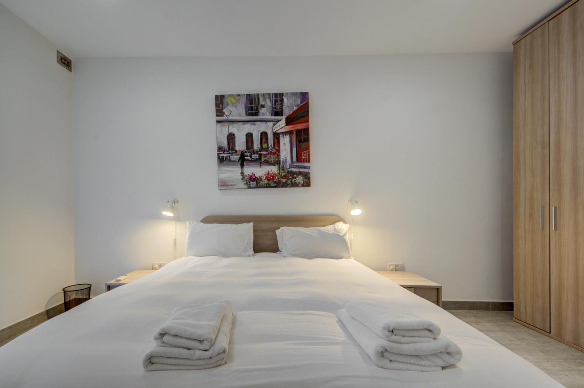 Top Floor Apt With Common Pool Close To All Amenities セント・ポールズ・ベイ エクステリア 写真