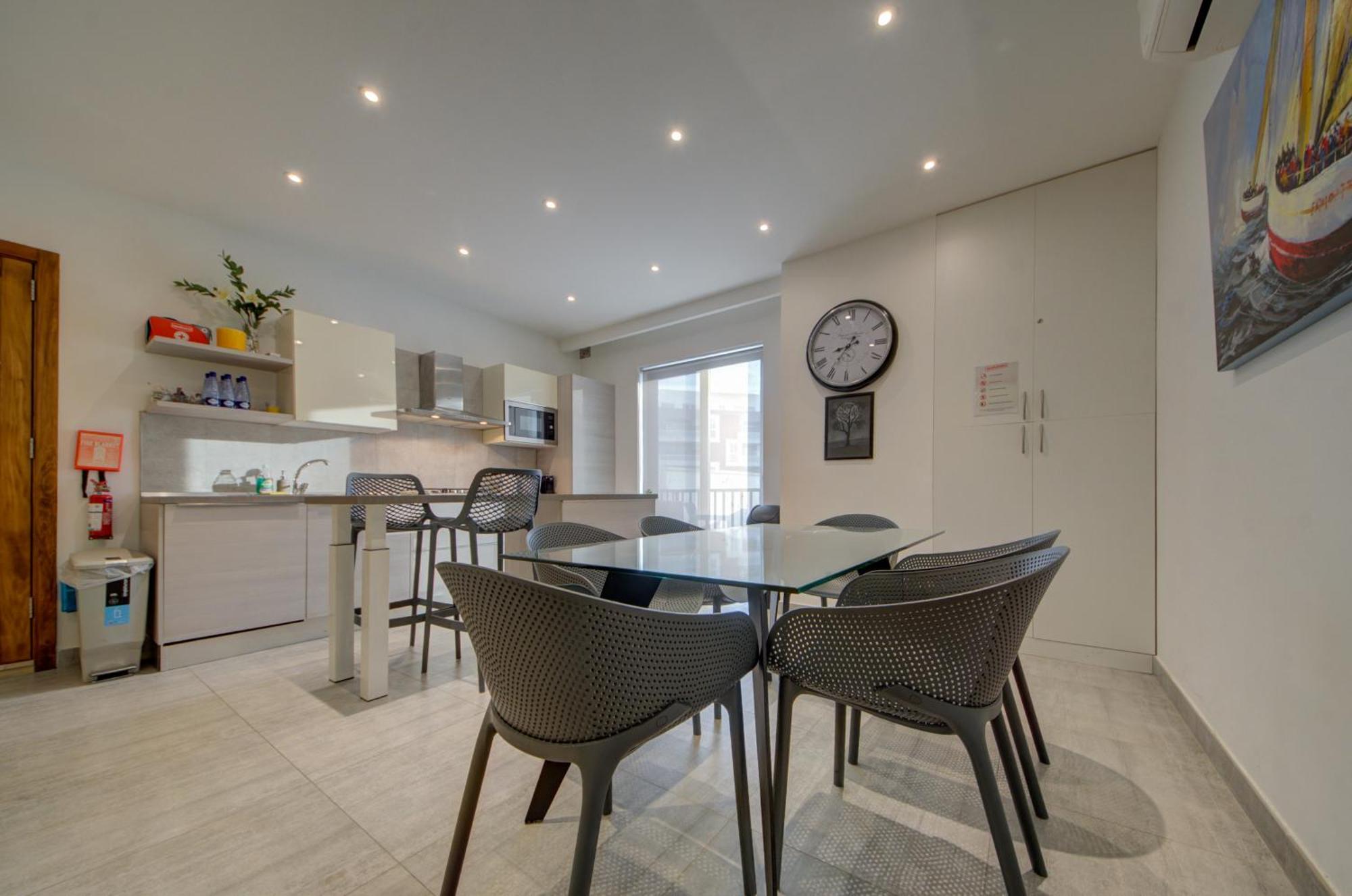 Top Floor Apt With Common Pool Close To All Amenities セント・ポールズ・ベイ エクステリア 写真
