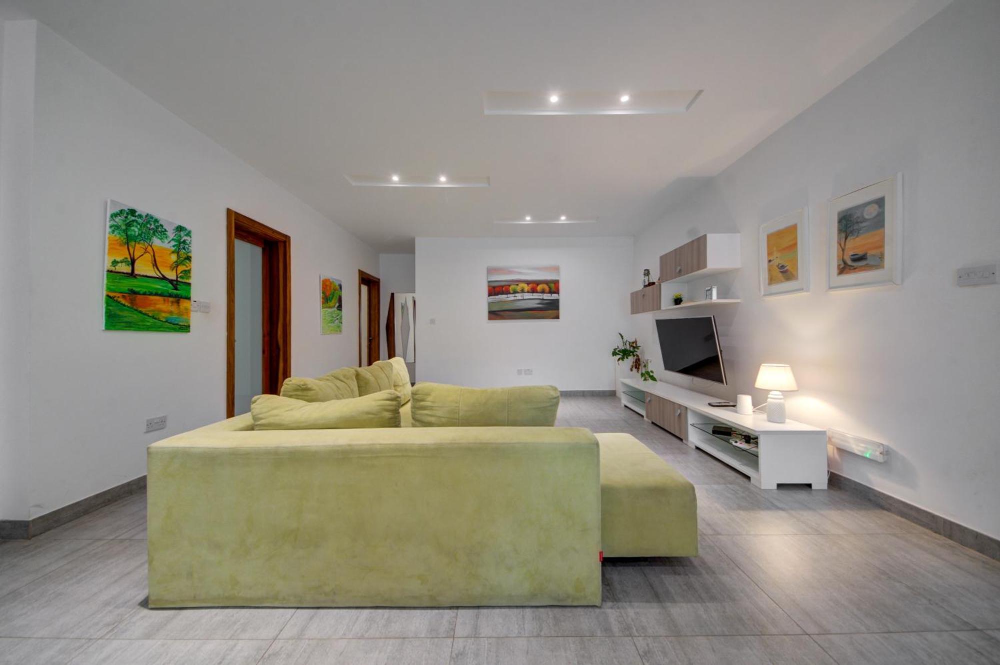 Top Floor Apt With Common Pool Close To All Amenities セント・ポールズ・ベイ エクステリア 写真