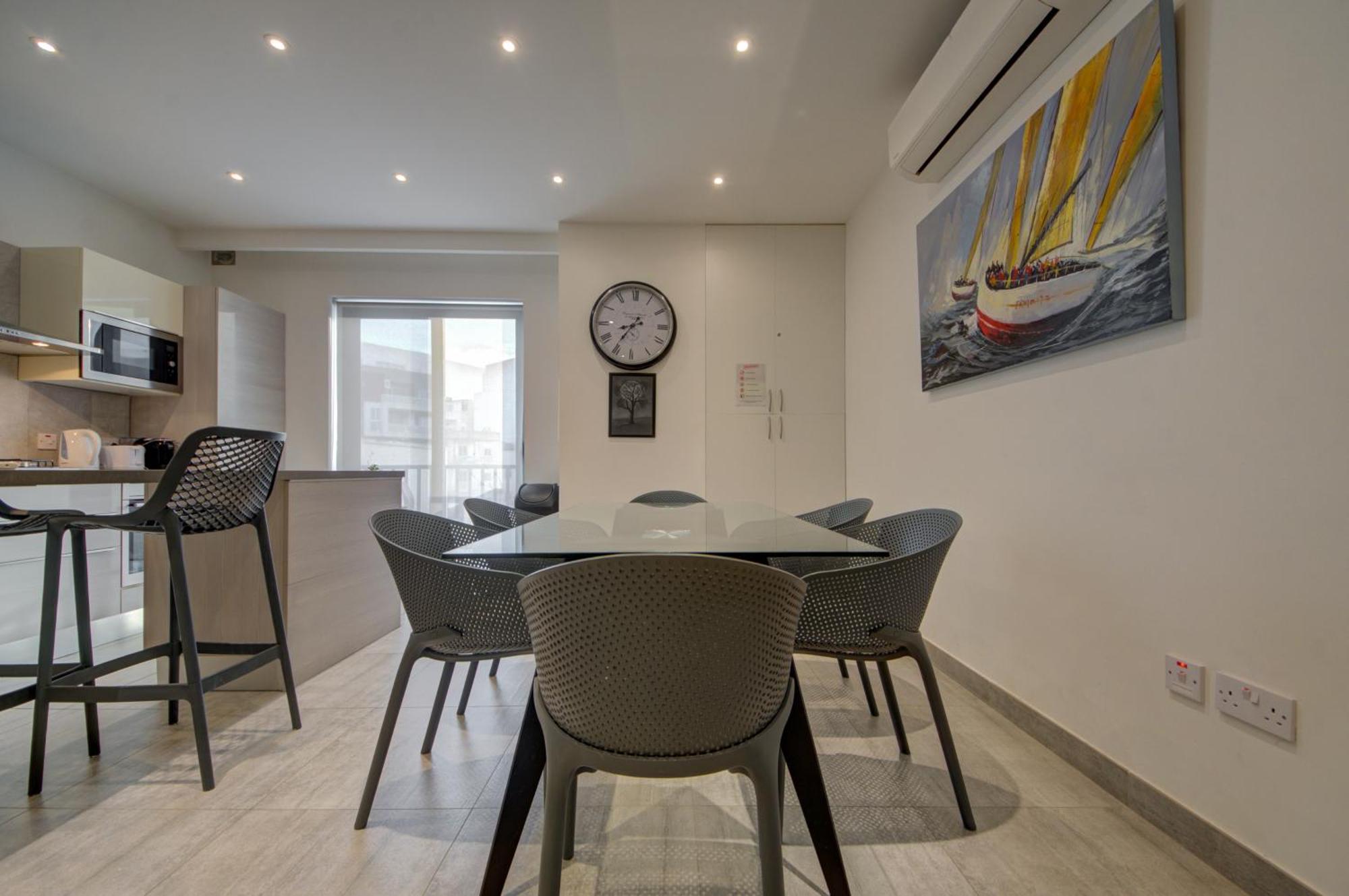 Top Floor Apt With Common Pool Close To All Amenities セント・ポールズ・ベイ エクステリア 写真
