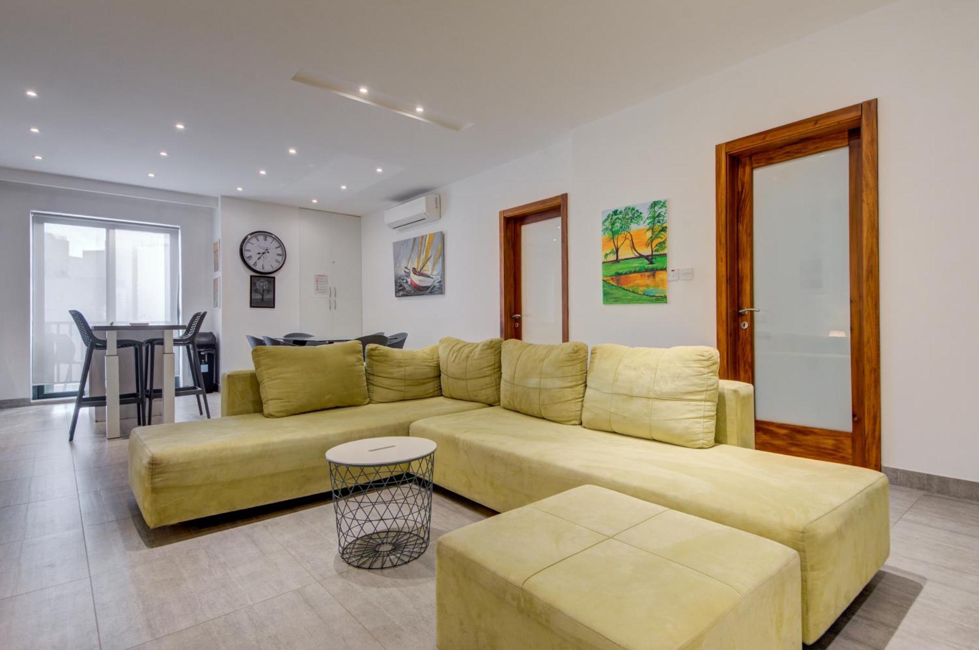 Top Floor Apt With Common Pool Close To All Amenities セント・ポールズ・ベイ エクステリア 写真