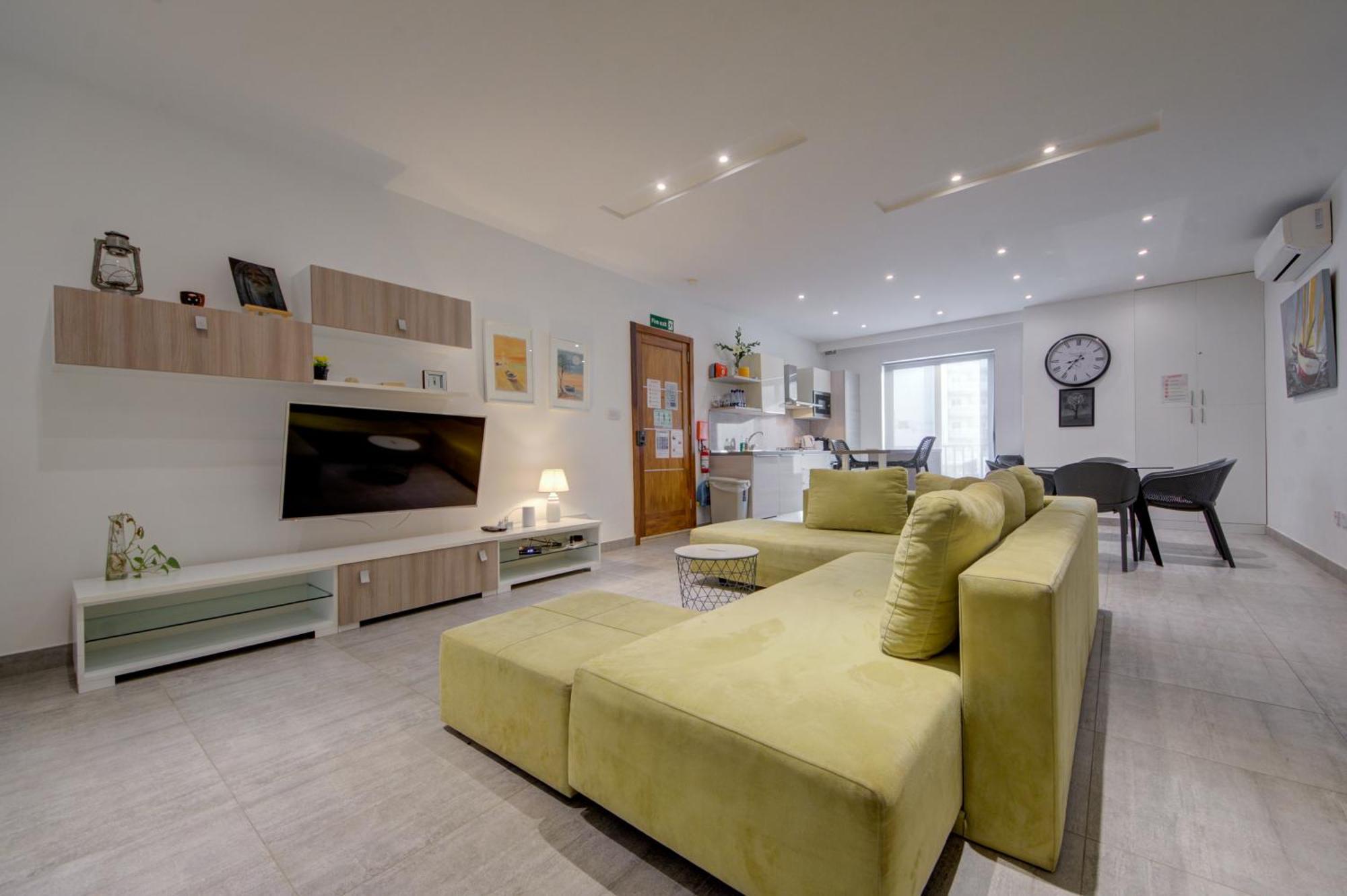 Top Floor Apt With Common Pool Close To All Amenities セント・ポールズ・ベイ エクステリア 写真
