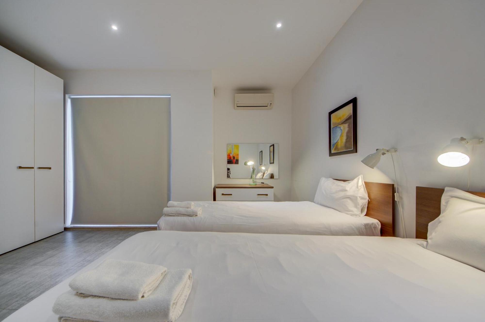 Top Floor Apt With Common Pool Close To All Amenities セント・ポールズ・ベイ エクステリア 写真