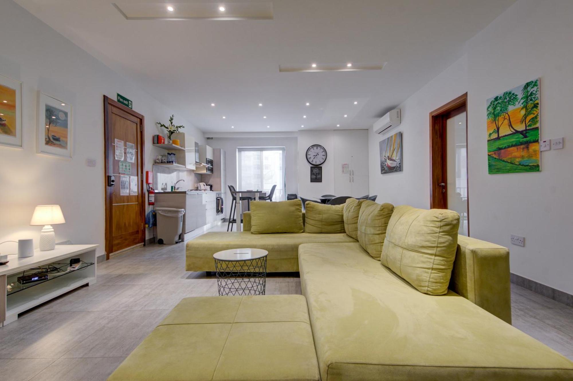 Top Floor Apt With Common Pool Close To All Amenities セント・ポールズ・ベイ エクステリア 写真