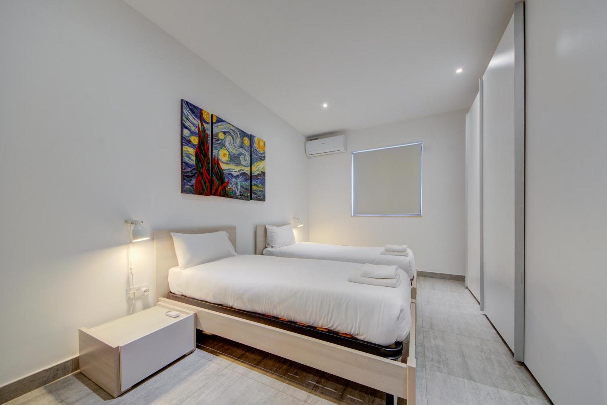 Top Floor Apt With Common Pool Close To All Amenities セント・ポールズ・ベイ エクステリア 写真