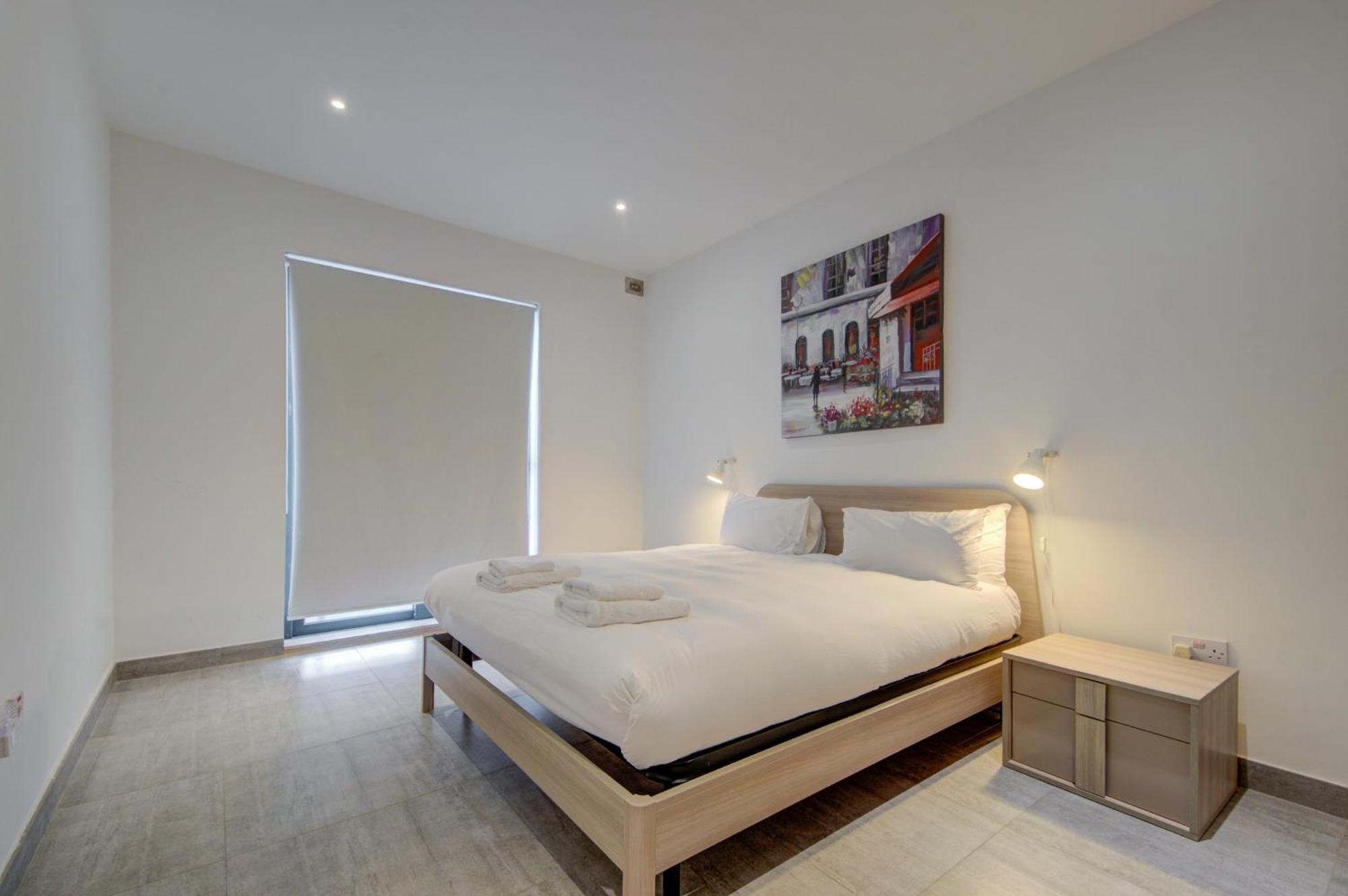 Top Floor Apt With Common Pool Close To All Amenities セント・ポールズ・ベイ エクステリア 写真