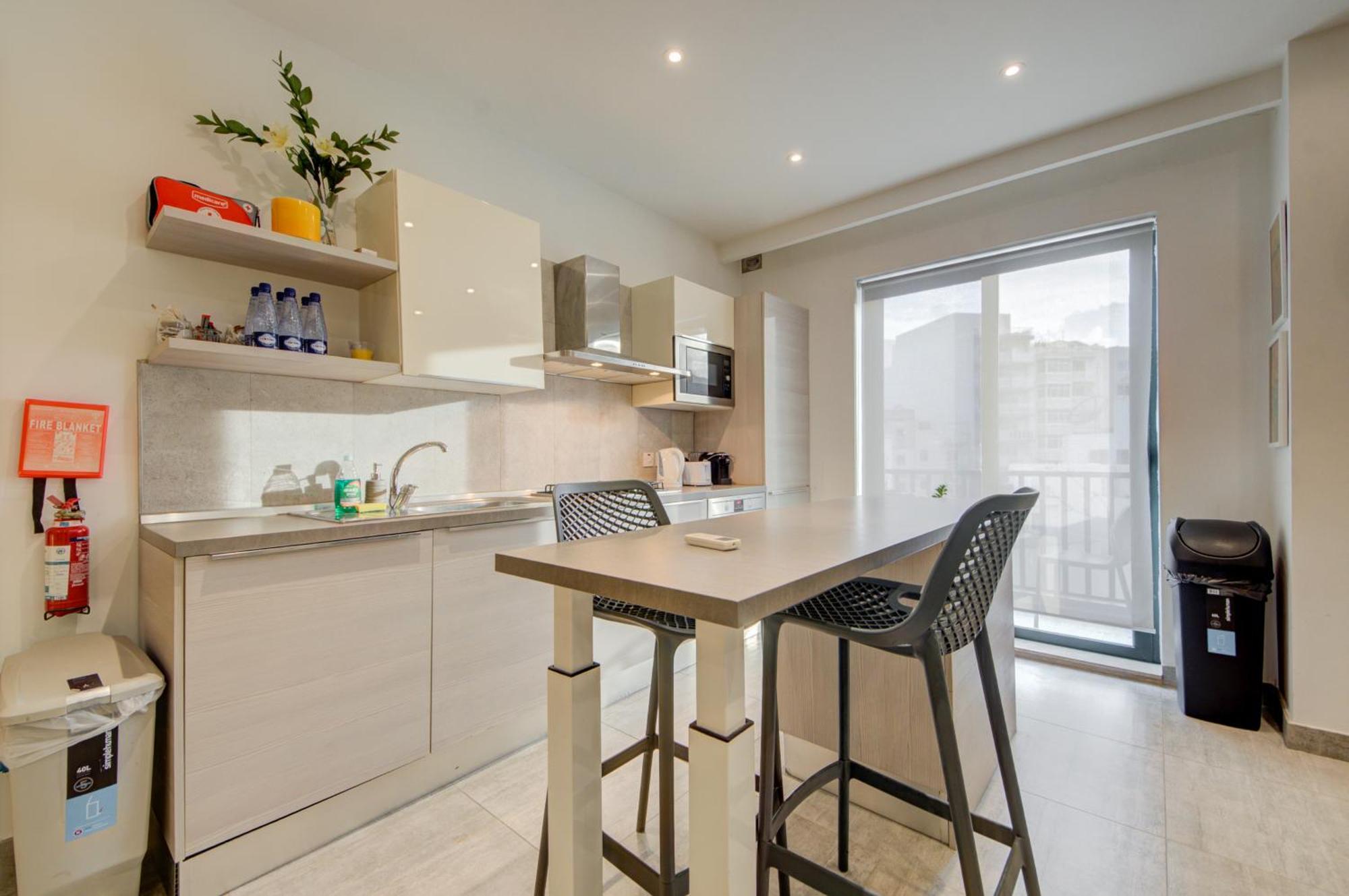 Top Floor Apt With Common Pool Close To All Amenities セント・ポールズ・ベイ エクステリア 写真