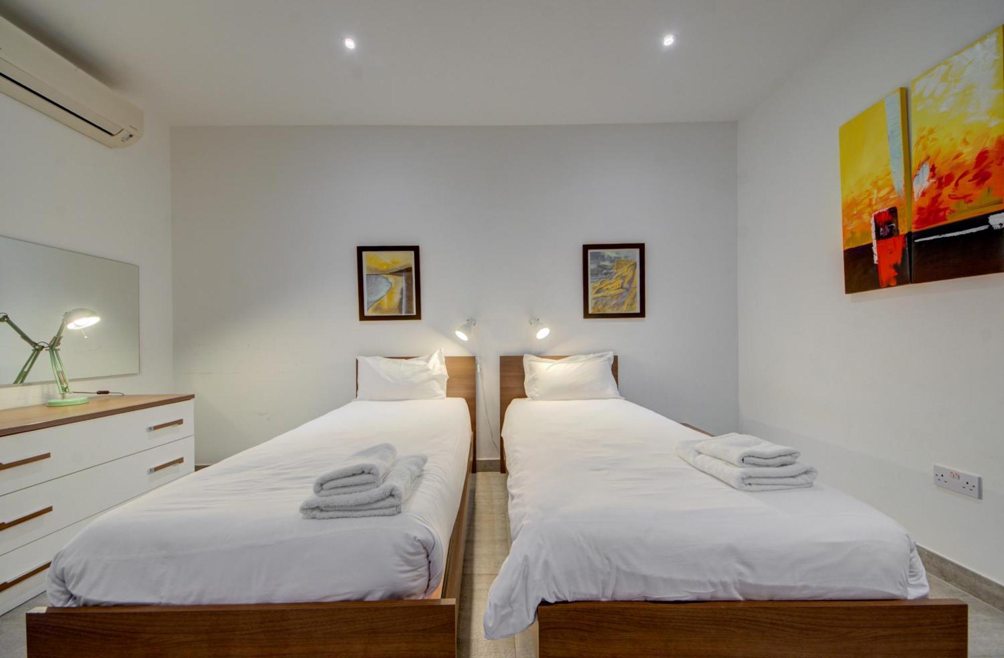 Top Floor Apt With Common Pool Close To All Amenities セント・ポールズ・ベイ エクステリア 写真
