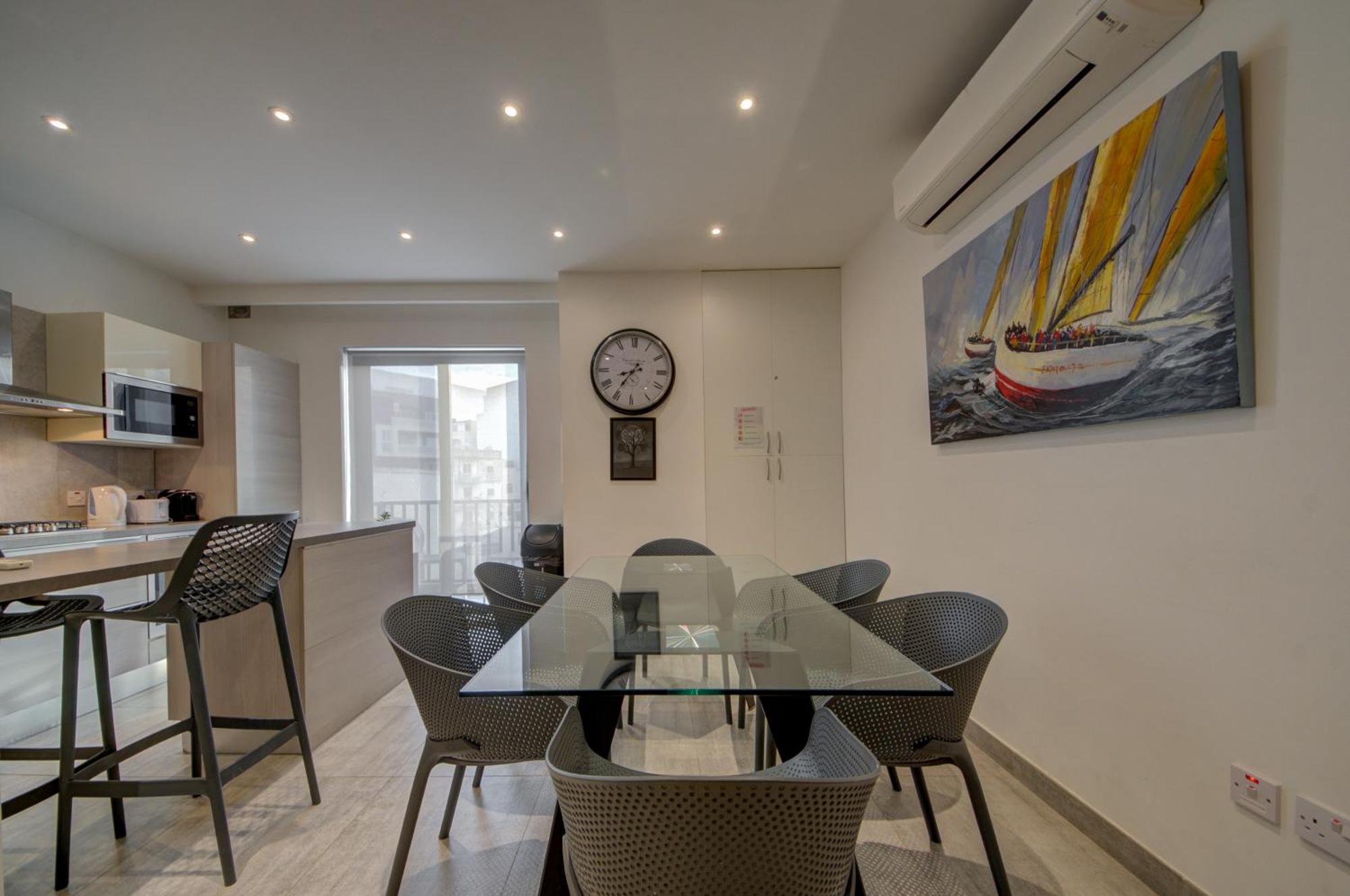 Top Floor Apt With Common Pool Close To All Amenities セント・ポールズ・ベイ エクステリア 写真