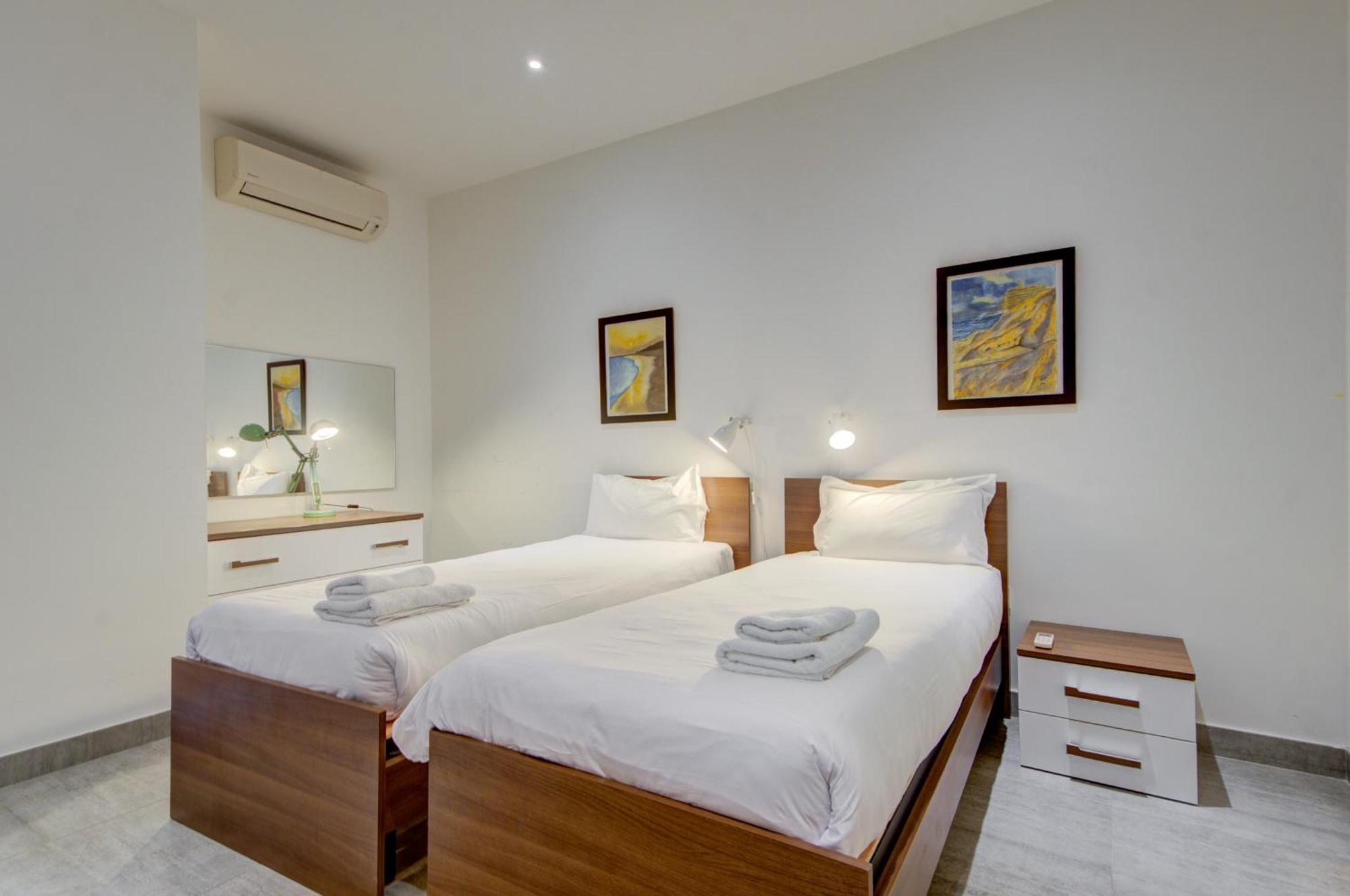 Top Floor Apt With Common Pool Close To All Amenities セント・ポールズ・ベイ エクステリア 写真
