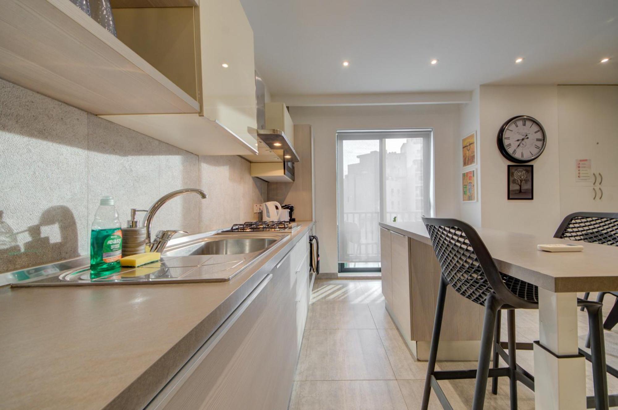 Top Floor Apt With Common Pool Close To All Amenities セント・ポールズ・ベイ エクステリア 写真