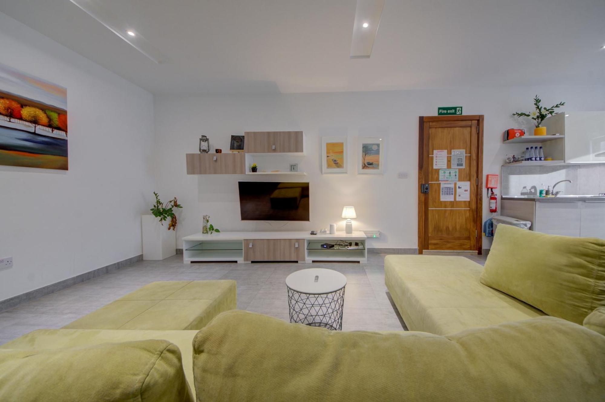 Top Floor Apt With Common Pool Close To All Amenities セント・ポールズ・ベイ エクステリア 写真