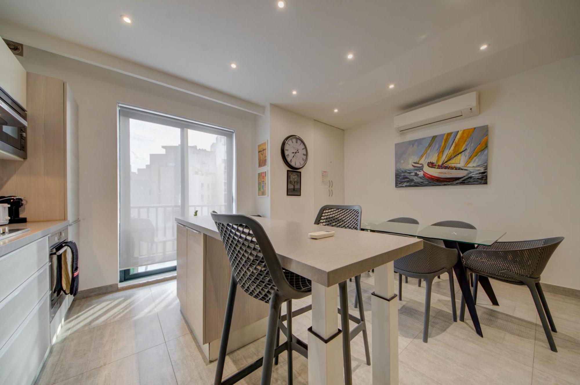 Top Floor Apt With Common Pool Close To All Amenities セント・ポールズ・ベイ エクステリア 写真