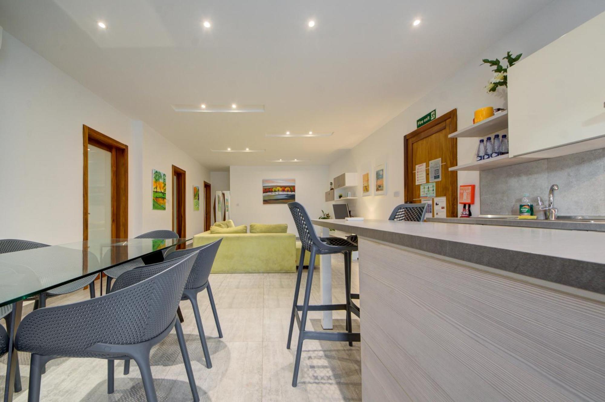 Top Floor Apt With Common Pool Close To All Amenities セント・ポールズ・ベイ エクステリア 写真