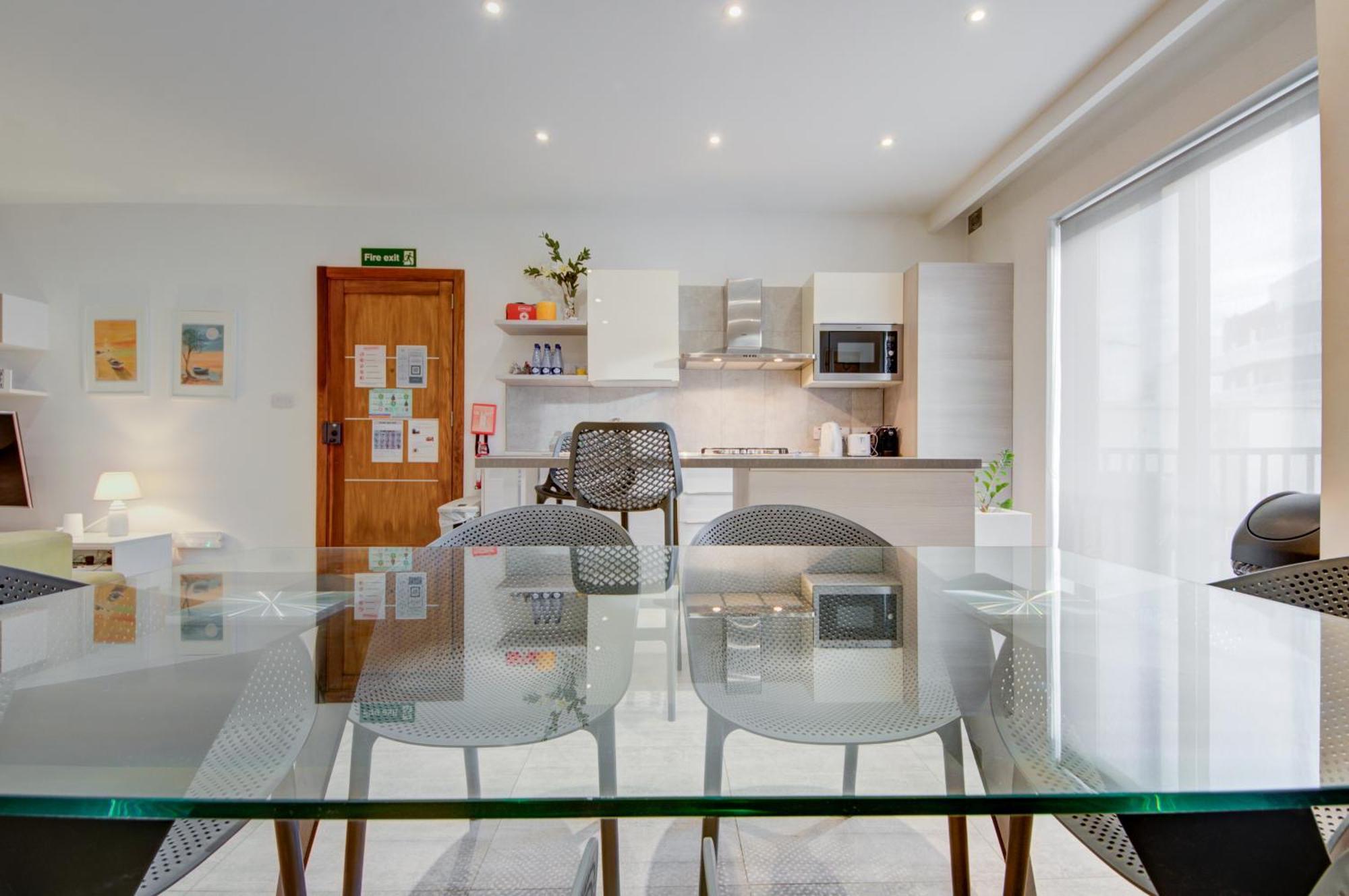 Top Floor Apt With Common Pool Close To All Amenities セント・ポールズ・ベイ エクステリア 写真