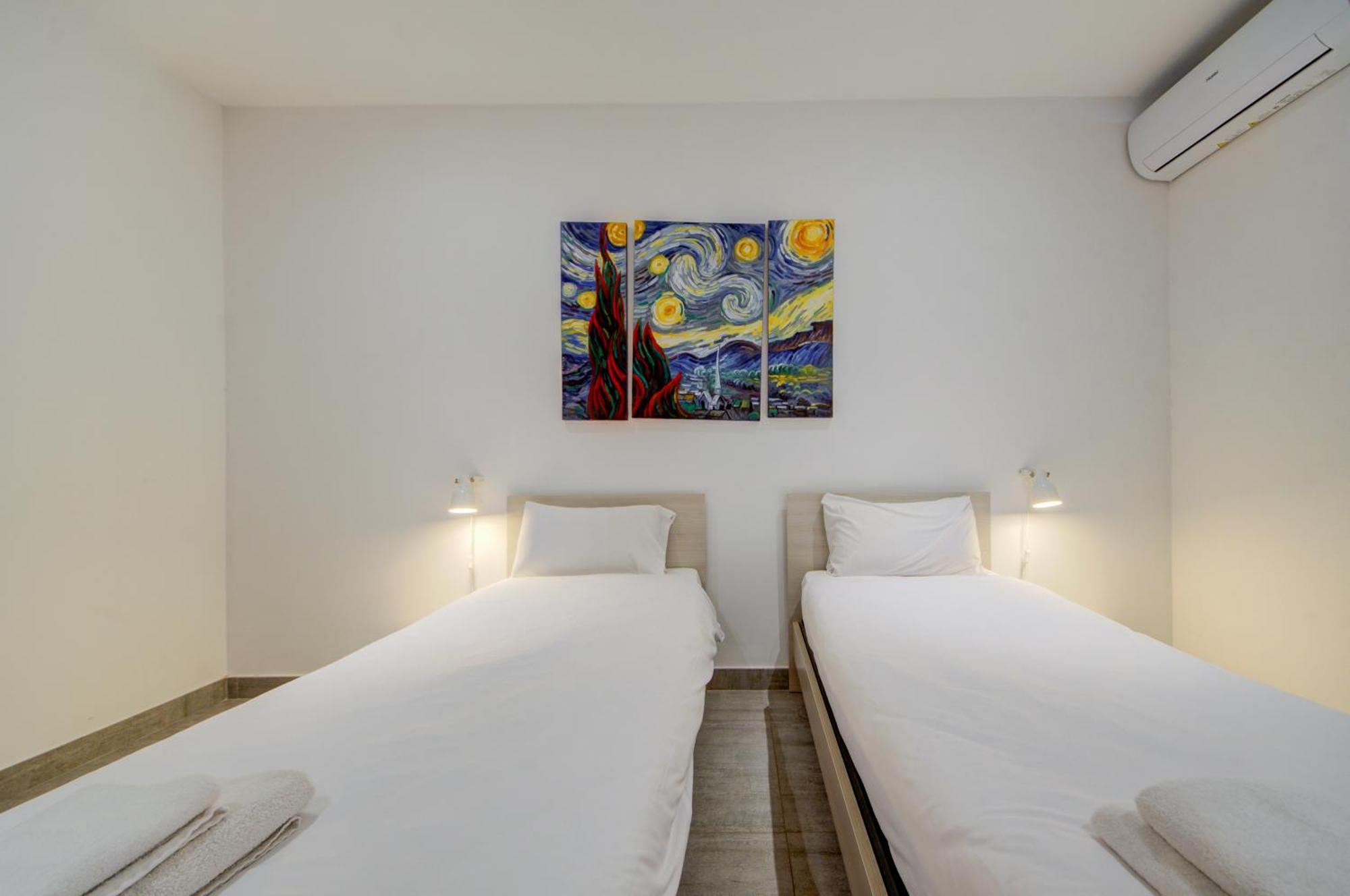 Top Floor Apt With Common Pool Close To All Amenities セント・ポールズ・ベイ エクステリア 写真